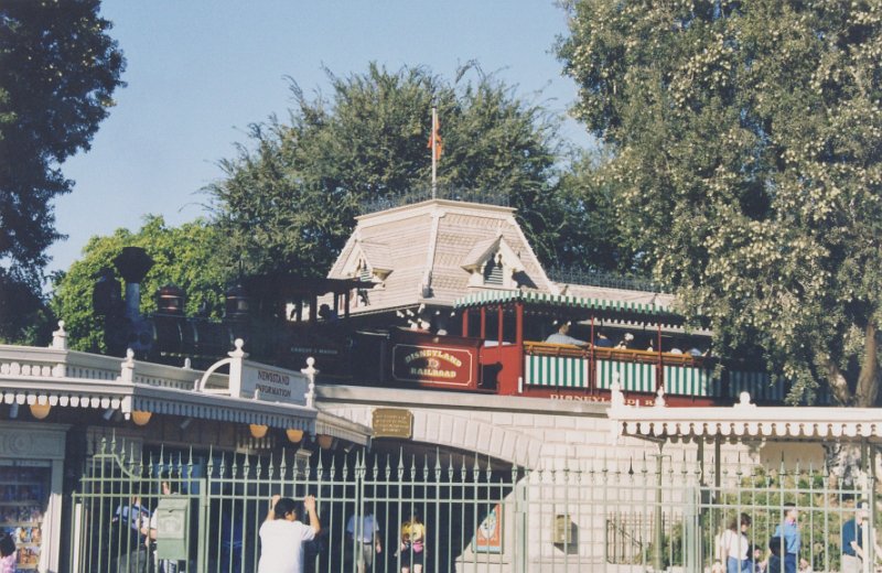 020-Disneyworld Entrance in Anaheim.jpg
